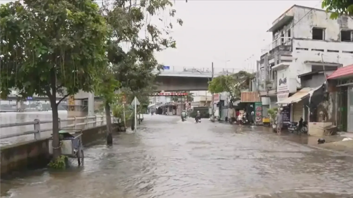 TP.HCM: Triều cường vượt đỉnh lịch sử, nhiều khu vực ngập sâu